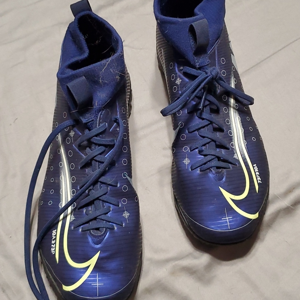 Boys size 5 soccer shoes